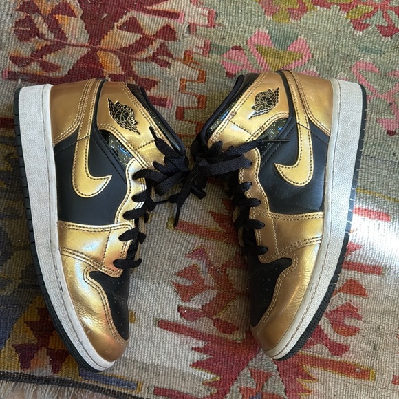 Kid's Black and Gold Air Jordan 1 Mid SE Big Kids 4Y - Picture 1 of 9